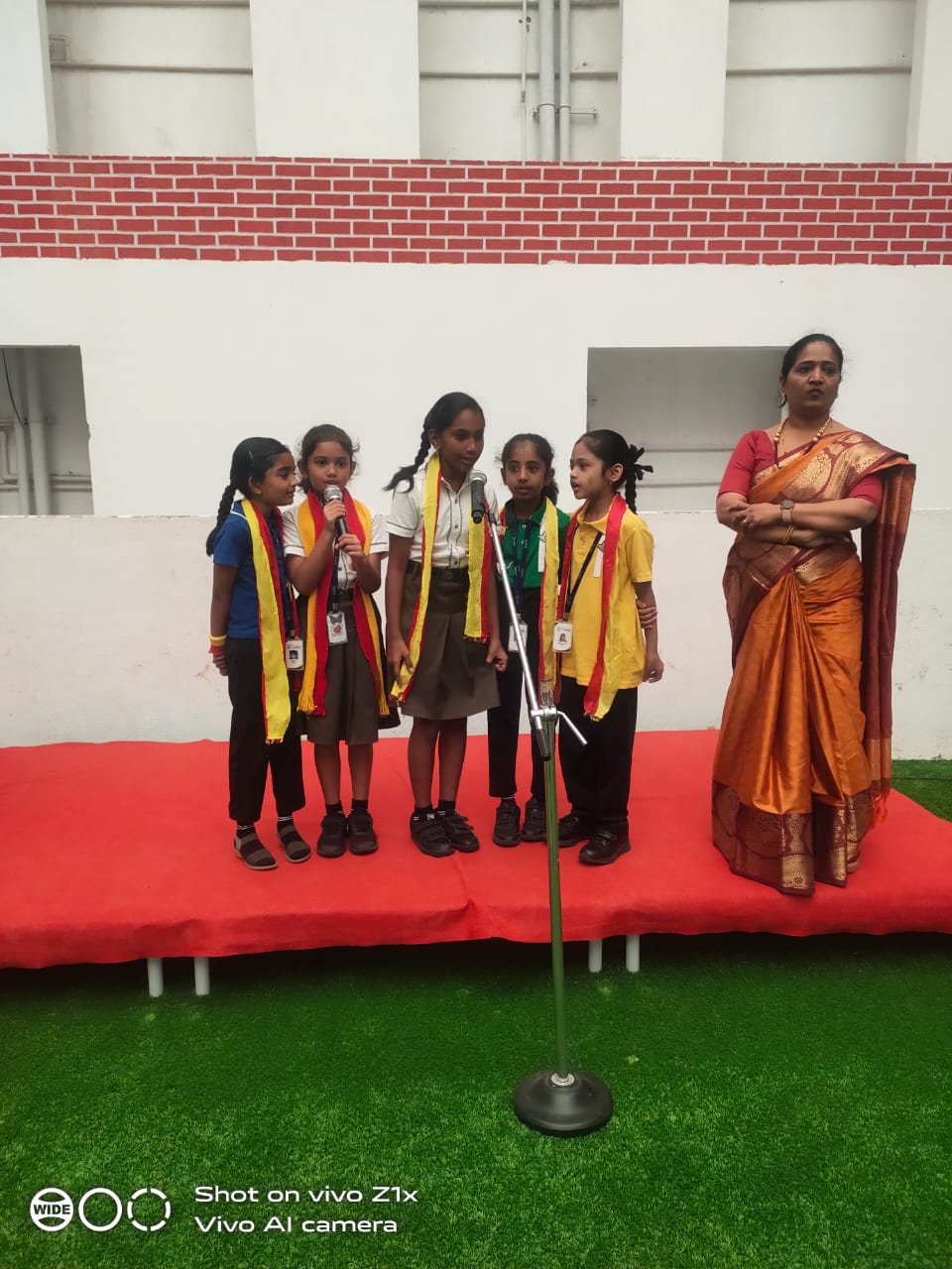 kids speech on stage in navkis